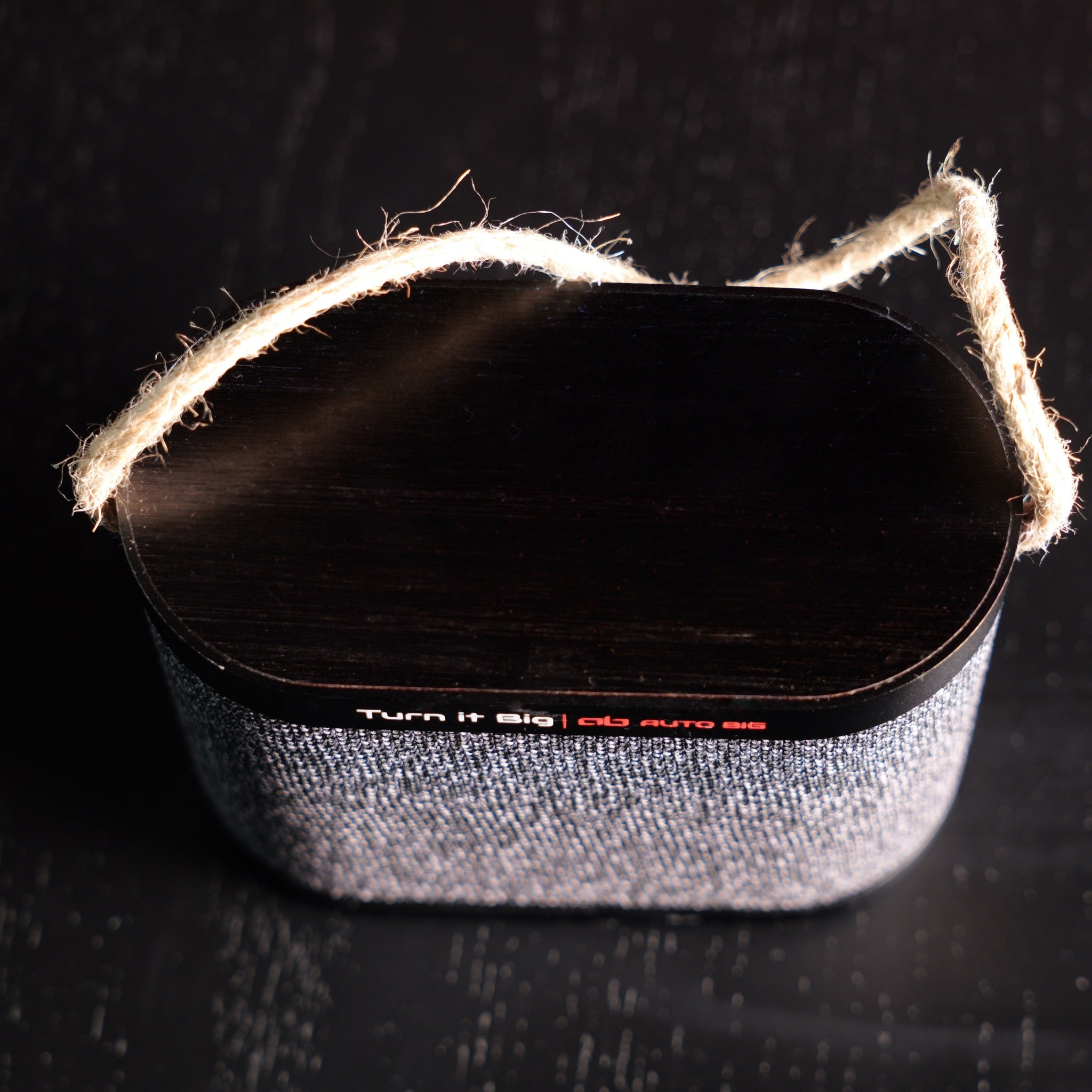 Boxă wireless compactă și stylish