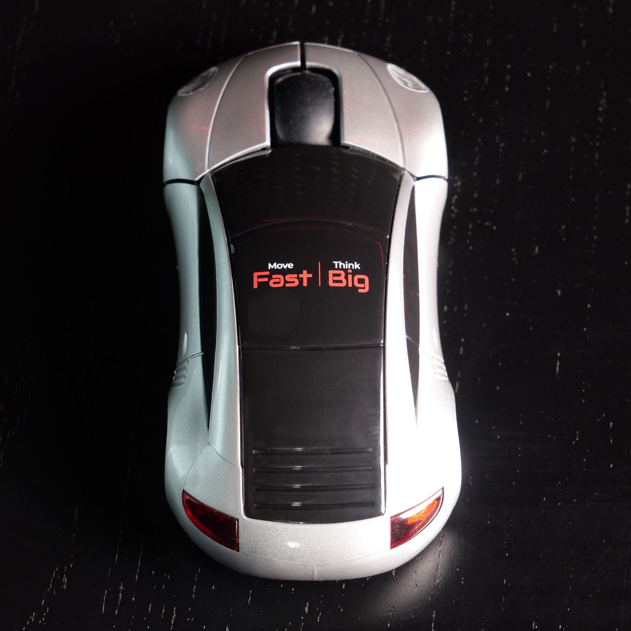 Mouse wireless în formă de mașină